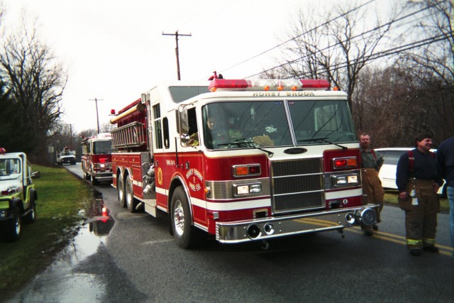 Engine 33-5 at a Glen Moore house fire